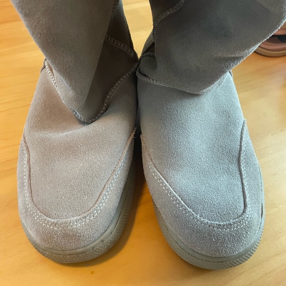 Like new, rampage, fur lined, Ugg looking boot. Wear tall or folded down. Size 8 - Picture 5 of 8